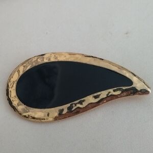 Large 1960s Vintage Brooch Paisley Teardrop Black Enamel Hammered Gold Tone 3"